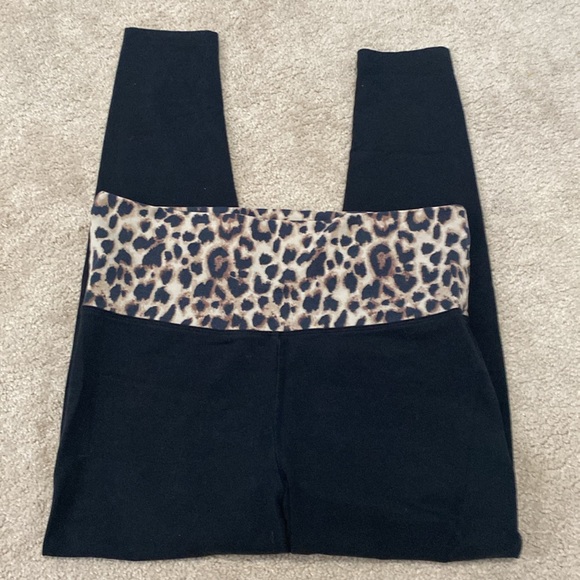 Victoria secret leggings women’s small animal print and black bottoms - Picture 5 of 10